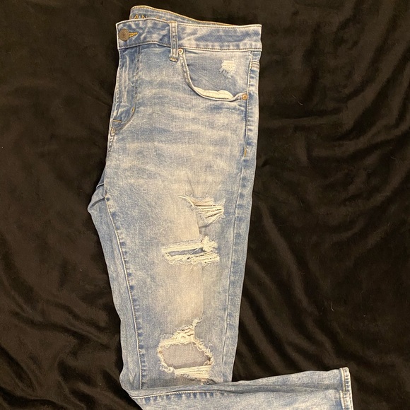 Distressed jeans - Picture 1 of 3